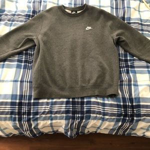 men’s medium gray Nike pullover